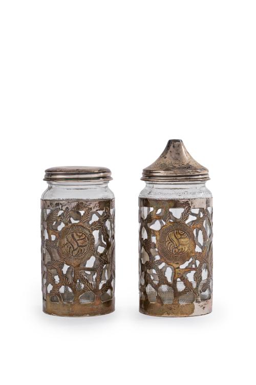 417   -  <p><span class="object_title">Lote formado por azucarero y bote con tapa con recipientes en cristal y cubiertas en plata mexicana punzonada.</span><br></p>