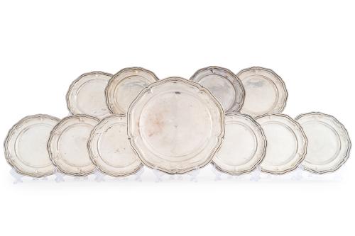 Vajilla en plata punzonada, ley 900. Modelo ingletado. Form