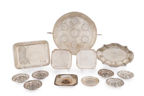 329   -  <p><span class="object_title">Variado lote en plata punzonada formado por 13 piezas. </span><br></p>