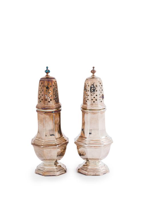Pareja de "sugar caster" en plata española punzonada, ley 9