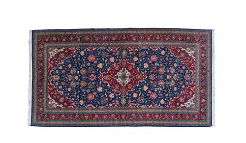 153   -  <p><span class="object_title">Alfombra egipcia en lana con decoración de ánforas, flores y motivos vegetales y florales sobre campo granate.</span><br></p>