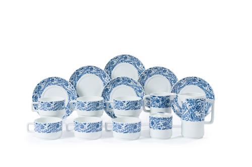 376   -  <p><span class="object_title">Juego para desayuno para seis servicios en porcelana de Bidasoa con decoración azul sobre fondo blanco.</span><br></p>