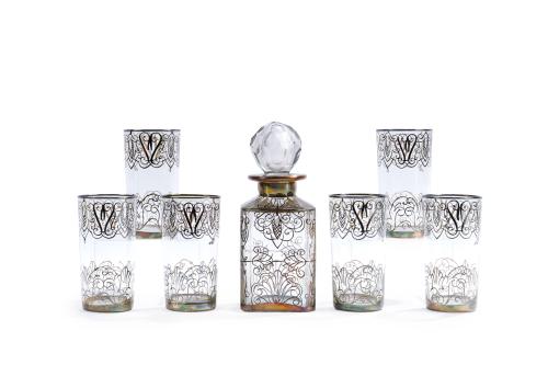 199   -  <p><span class="object_title">Antiguo juego formado por: licorera y seis vasos altos en cristal con decoraciones en plata.</span><br></p>