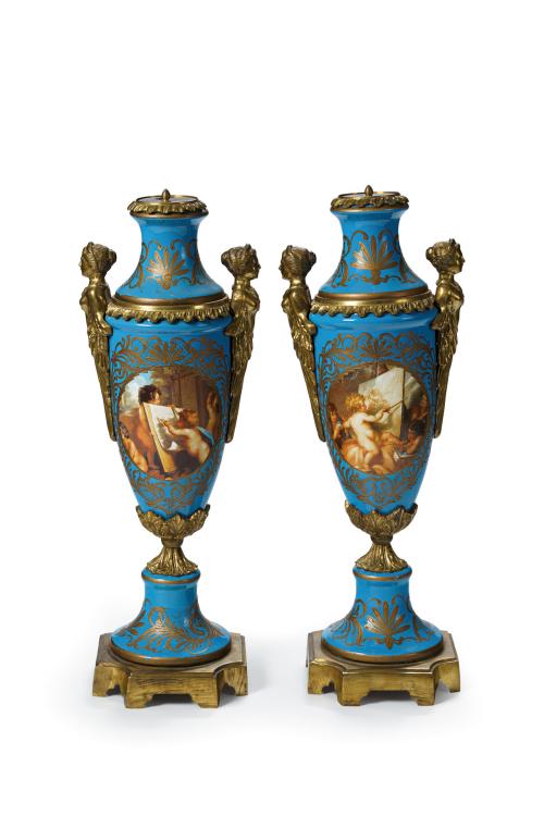 57   -  <p><span class="object_title">Decorativa pareja de jarrones en porcelana de estilo Sévres en azul celeste con monturas en dorado. </span><br></p>