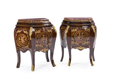 Pareja de pequeñas cómodas bombé de estilo Luis XV. 