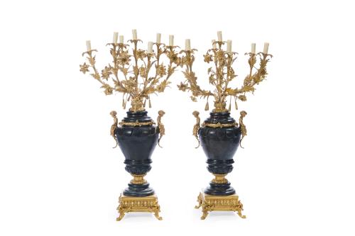 Gran pareja de candelabros de estilo Luis XVI en mármol neg