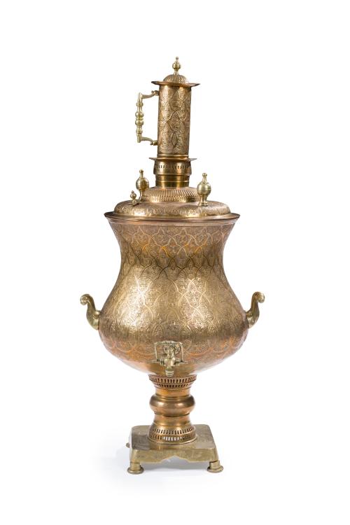 Gran samovar en latón dorado bellamente cincelado con decor