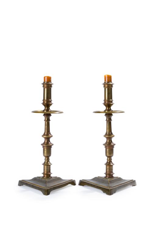 Pareja de candeleros antiguos en bronce dorado de fuste mol