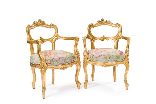 156   -  <p><span class="object_title">Pareja de butacas de estilo Luis XV, S. XIX, en madera tallada y dorada con remate vegetal y decoración de flores. Tapicería floral.</span><br></p>