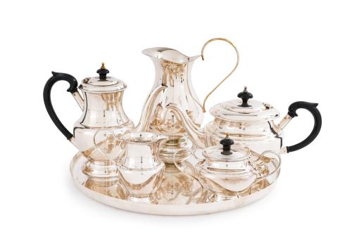 62   -  <p><span class="object_title">CHRISTOFLE, años 70.<br/>Juego de café en plateado sobre bandeja circular de Christofle formado por: catetera, tetera, azucarero y jarrita con marcas de Fleuron. Se añade jarra en plateado. </span><br></p>