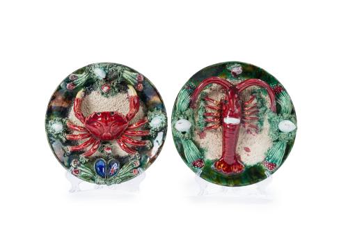Pareja de platos de engaño de marisco en cerámica vidriada 