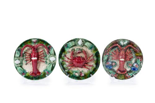 353   -  <p><span class="object_title">Lote de tres platos de engaño de marisco  en cerámica esmaltada de Roque Gaeiras Obidos, Portugal S. XX.<br/>Siguiendo modelos de Bernard Palissy.</span><br></p>