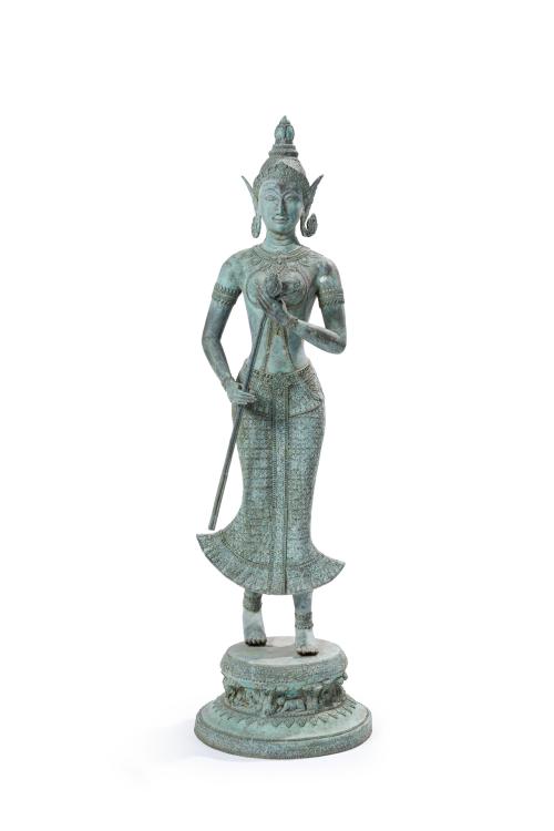 Figura tailandesa en metal pintado. 