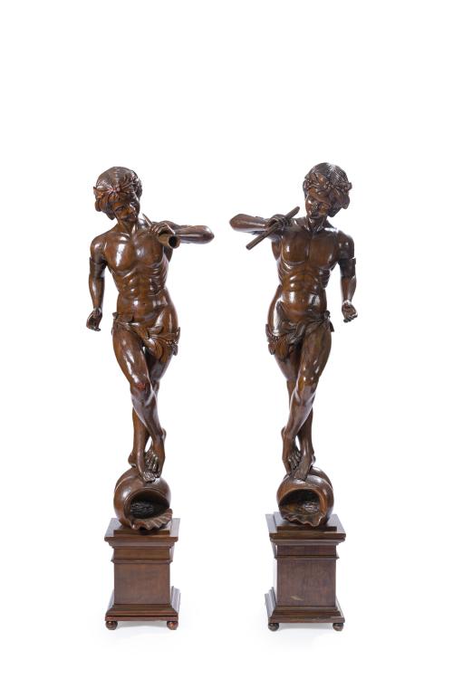 24 - <p><span class="object_title">ESCUELA ESPAÑOLA, S.XX<br/>Pareja de jóvenes danzantes semidesnudos con guirnaldas de hojas y flores tocando instrumentos musicales antiguos, flauta y pífano, recreando las antiguas danzas griegas a los dioses del mar. Apoyados sobre caracolas. </span></p>