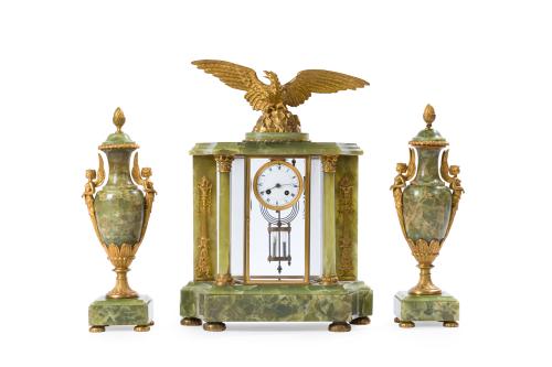 172   -  <p><span class="object_title">Reloj de pórtico con guarnición de copas en ónix y bronce dorado, estilo Imperio, Francia, ff. S. XIX.</span><br></p>