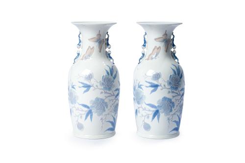368   -  <p><span class="object_title">LLADRÓ.<br/>Pareja de jarrones modelo "Pekin", años 80.<br/>En porcelana esmaltada y vidriada con decoración de flores y mariposas en relive de tradición oriental. Asas en forma de león de Foo. </span><br></p>