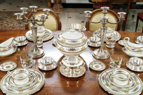 103   -  <p><span class="object_title">Completa vajilla en porcelana de Wedgwood modelo "Columbia".</span><br></p>