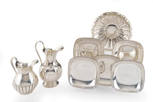 156   -  <p><span class="object_title">Lote de dos jarras españolas, una de ellas en plata española punzonada y otra en plateado. </span><br></p>