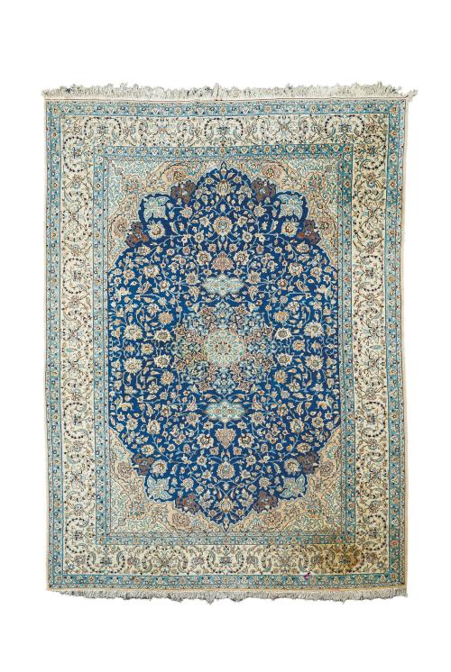 26   -  <p><span class="object_title">Elegante alfombra persa Nain en lana y seda.</span><br></p>