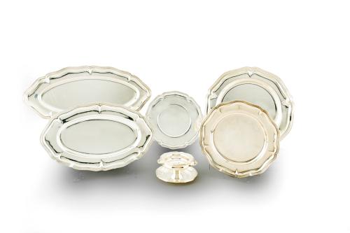 101   -  <p><span class="object_title">Vajilla en plata española punzonada con marcas de Pérez Fernandez. Modelo ingletado. Iniciales grabadas.</span><br></p>