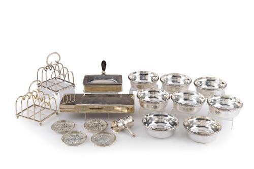 162   -  <p><span class="object_title">Variado lote de mesa en plata y metal plateado.</span><br></p>