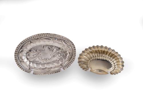 227   -  <p><span class="object_title">Lote en plata formado por: exquisita jabonera en plata portuguesa y bandejita oval cincelada en plata.</span><br></p>