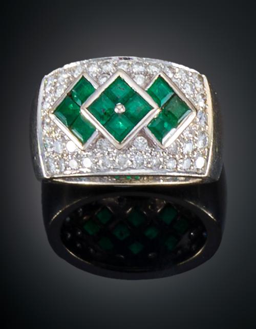 SORTIJA  CON DIAMANTES Y ESMERALDAS
