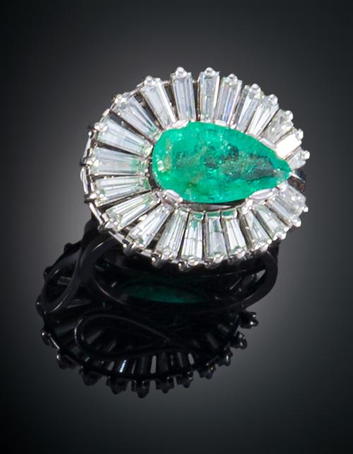 SORTIJA  CON DIAMANTES Y ESMARALDA 
