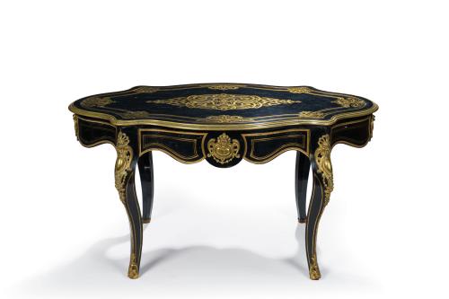 112   -  <p><span class="object_title">Mesa centro oval de estilo Napoleón III, Francia, C. 1900.</span><br></p>
