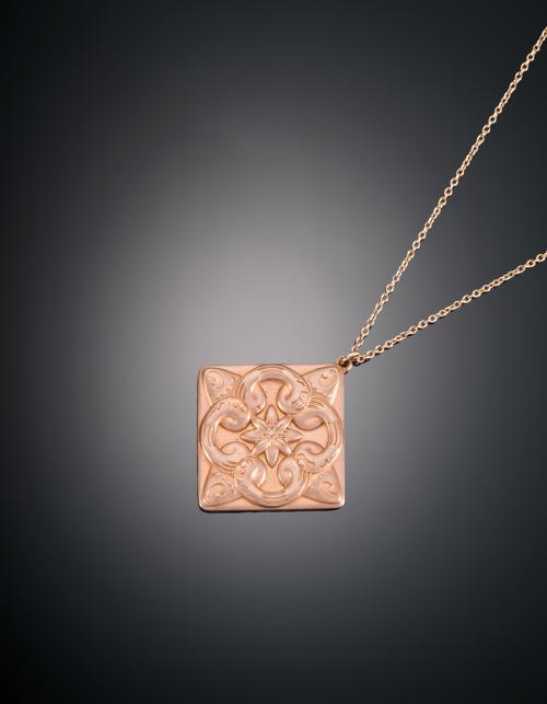 COLGANTE ROMBOIDAL EN ORO ROSA DE 18K. SUAREZ 1943