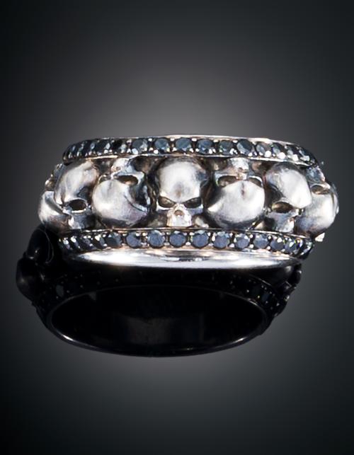 SORTIJA EN ORO BLANCO DE 18K CON DIAMANTES NEGROS