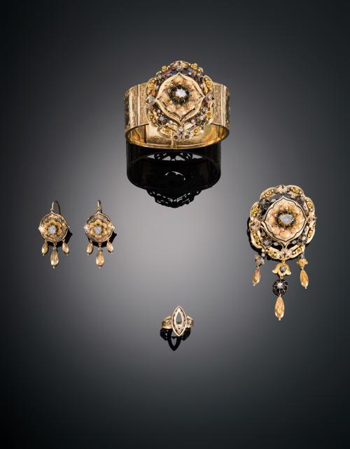 CONJUNTO DE BRAZALETE, BROCHE, PENDIENTES Y ANILLO ISABELIN