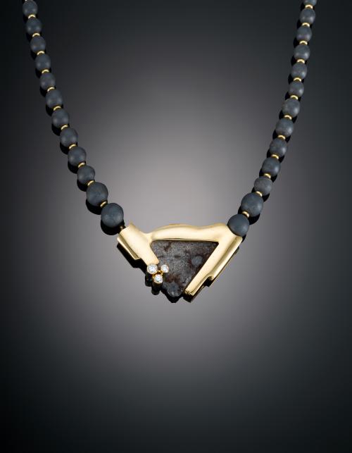 COLLLAR EN ORO AMARILLO DE 18K CON CUENTAS DE LAVA VOLCANIC