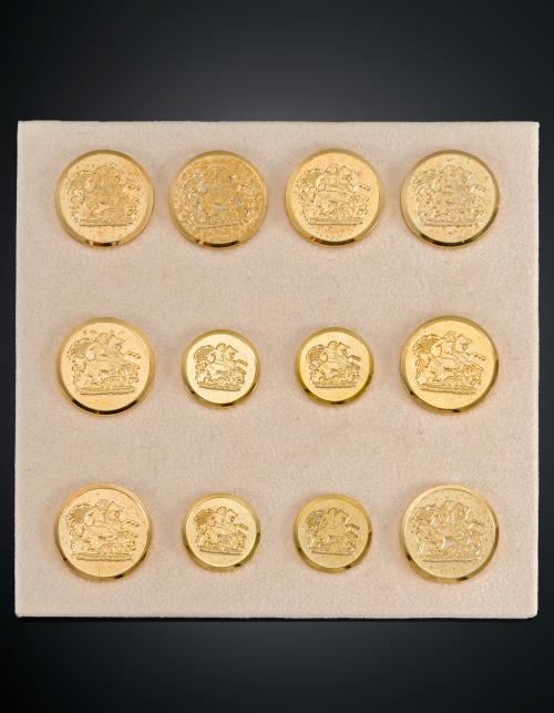 990   -  <p><span class="object_title">JUEGO DE BOTONADURAS DORADAS CON LA IMAGEN DE SAN JORGE  COMPUETA POR 12 PIEZAS DE DIVERSOS TAMAÑOS </span></p>