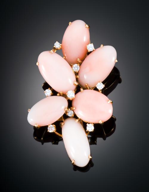 COLGANTE CON CORAL PIEL DE ANGEL Y DIAMANTES
