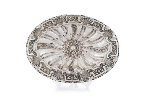 Bandeja oval en plata española repujada, años 40.
