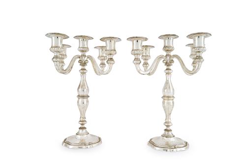 Pareja de candelabros de cinco luces en plateado, modelo in