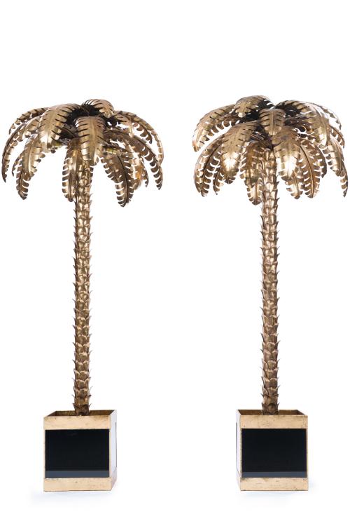 223   -  <p><span class="object_title">SIGUIENDO MODELOS DE LA MAISON JANSEN, FRANCIA, S. XX.<br/>Decorativa pareja de grandes lámparas-palmera en latón dorado y pintado. Con base cuadrada en cristal negro y perfiles dorados. <br/>Electrificadas.</span><br></p>