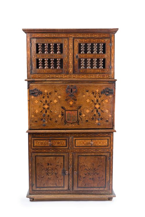 Bargueño astur-leonés en madera de nogal y boj. S. XVII.