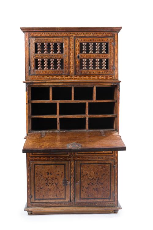 Bargueño astur-leonés en madera de nogal y boj. S. XVII.