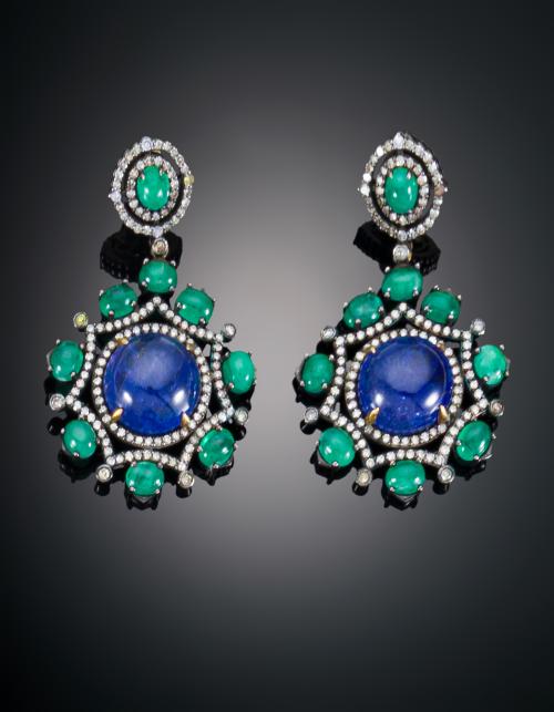 PENDIENTES DE DISEÑO FLORAL CON TANZANITA CENTRAL Y ESMERAL
