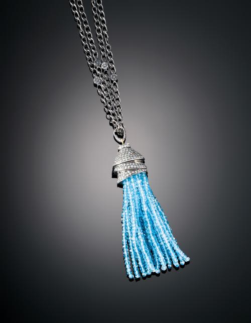 COLGANTE CON CINTAS DE PIEDRAS DE COLOR AZUL CORONADAS POR 