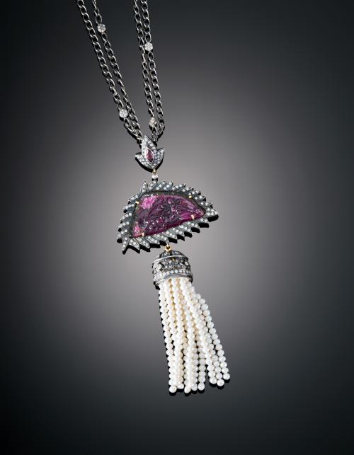 COLGANTE EN VARIOS CUERPOS CON DIAMANTES, PIEDRA DE COLOR C