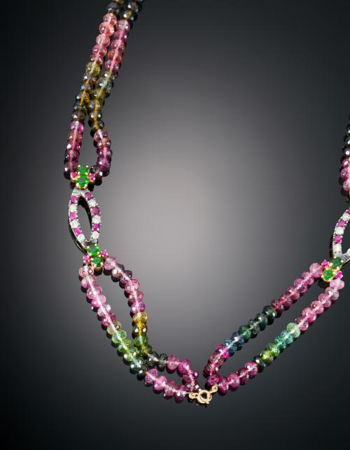 COLLAR CON ESLABONES ORNAMENTADO CON DIAMANTES Y RUBÍS