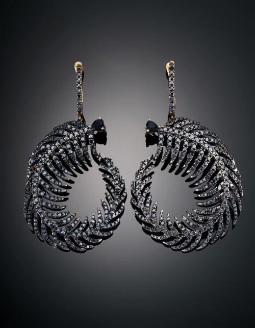 PENDINETES EN FORMA DE PLUMA CON DIAMANTES NEGROS