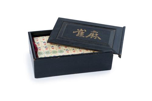Juego de Mahjong en su caja, China, mediados S.XXCon fich
