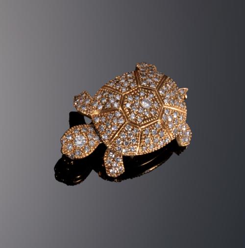 656   -  <p><span class="object_title">Broche tortuga  de oro amarillo y diamantes </span></p>