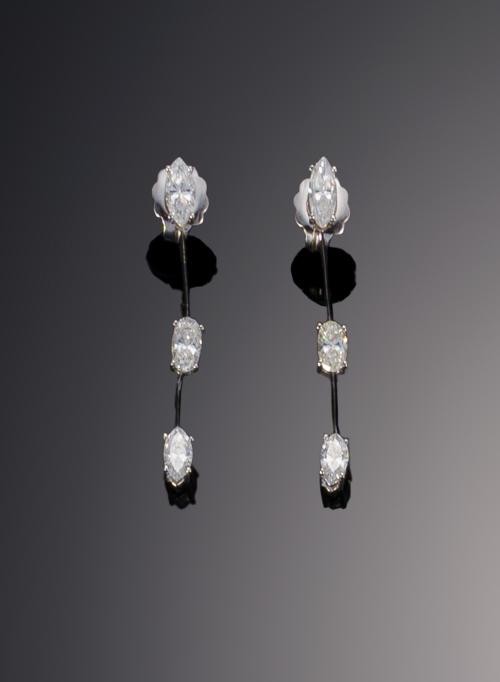 631   -  <p><span class="object_title">Pendientes largos con tres diamantes de oro blanco </span></p>