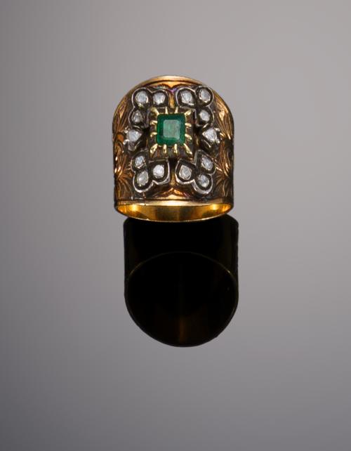566   -  <p><span class="object_title">Sortija vintage de oro amarillo y esmeralda </span></p>