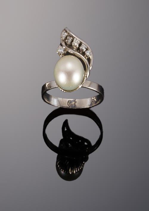 692   -  <p><span class="object_title">Sortija con perla y diamantes</span></p>